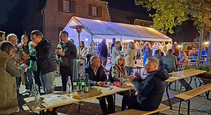 Volle Hütte auf dem Vorplatz der Alten Schule